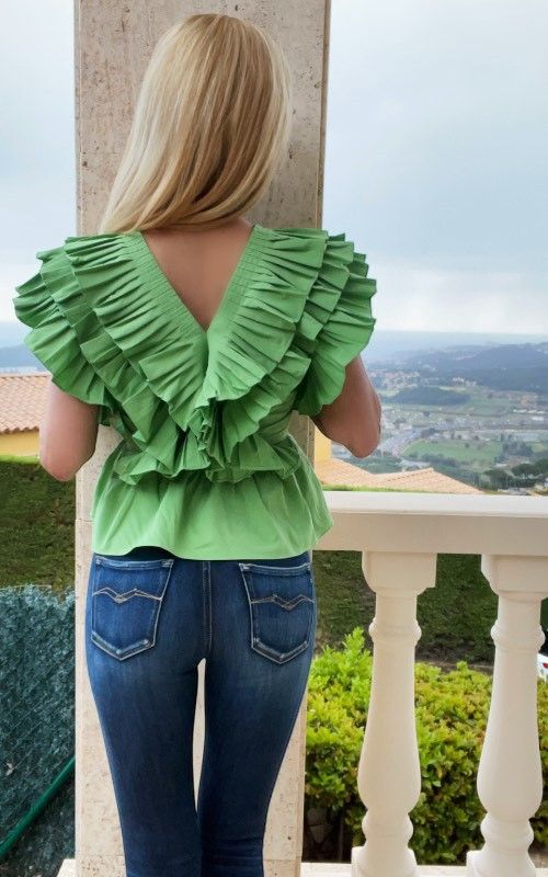 Blusa de volantes modelo Jimena