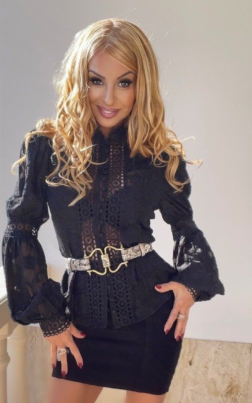 Blusa mangas abullonadas modelo negra