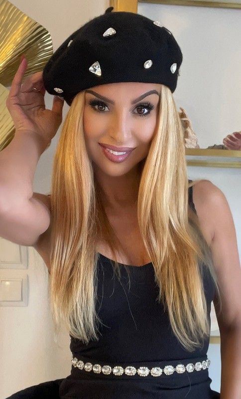 Boina de lana negra con pedrería modelo Lágrimas