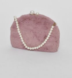 Bolso rígido peludo modelo Perlas rosa