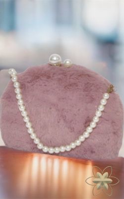Bolso rígido peludo modelo Perlas rosa