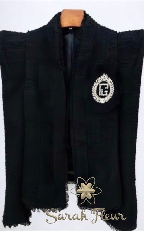 Chaqueta negra con hombreras en punta modelo Belén
