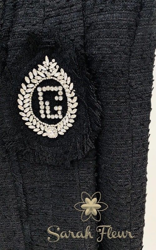 Chaqueta negra con hombreras en punta modelo Belén