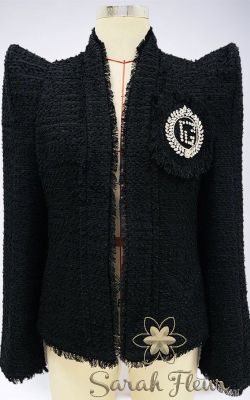 Chaqueta negra con hombreras en punta modelo Belén