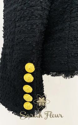 Chaqueta negra con hombreras en punta modelo Belén