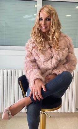 Chaqueta peluda en color rosa modelo Marquesa
