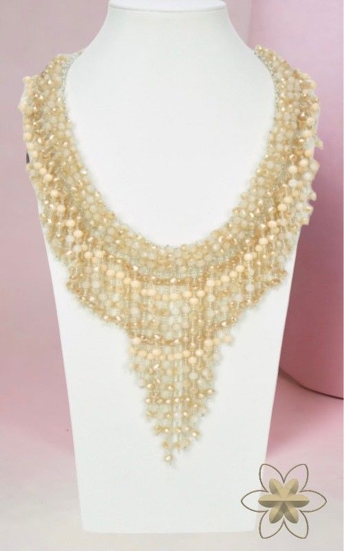Collar corto de pedrería modelo Marfil