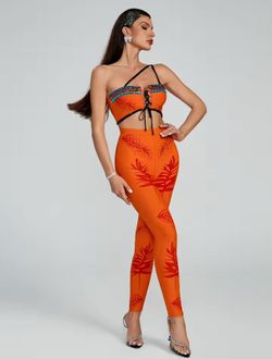 Aurelina model blouse