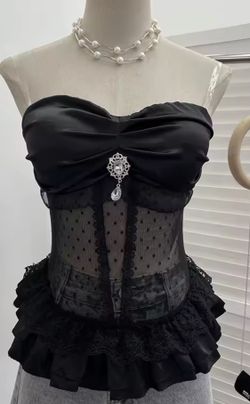Black Evageline model bustier