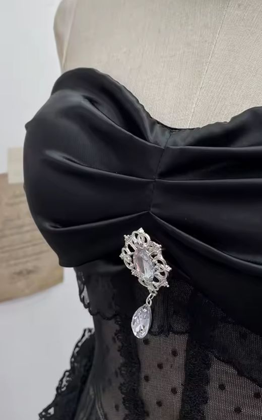 Black Evageline model bustier