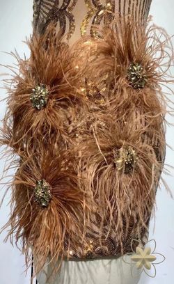 Vestido lentejuelas y plumas doradas