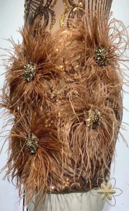 Vestido lentejuelas y plumas doradas