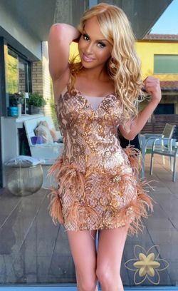 Vestido lentejuelas y plumas doradas