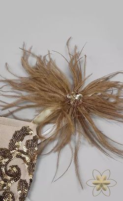 Vestido lentejuelas y plumas doradas