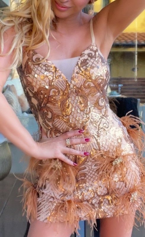 Vestido lentejuelas y plumas doradas