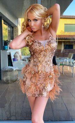 Vestido lentejuelas y plumas doradas