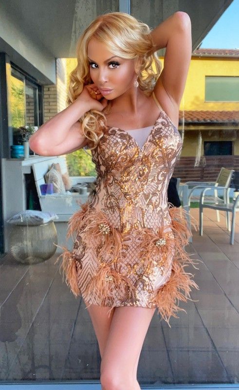 Vestido lentejuelas y plumas doradas