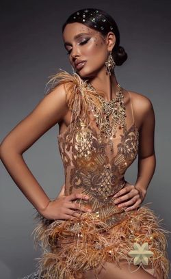 Vestido lentejuelas y plumas doradas