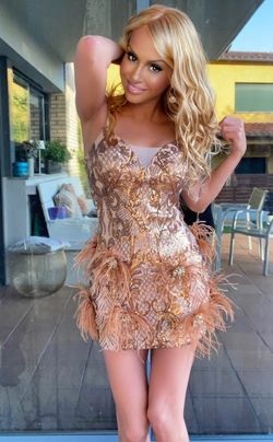 Vestido lentejuelas y plumas doradas