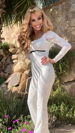 Mono modelo Briguitte