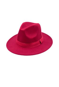 Burgundy red hat Gastby model
