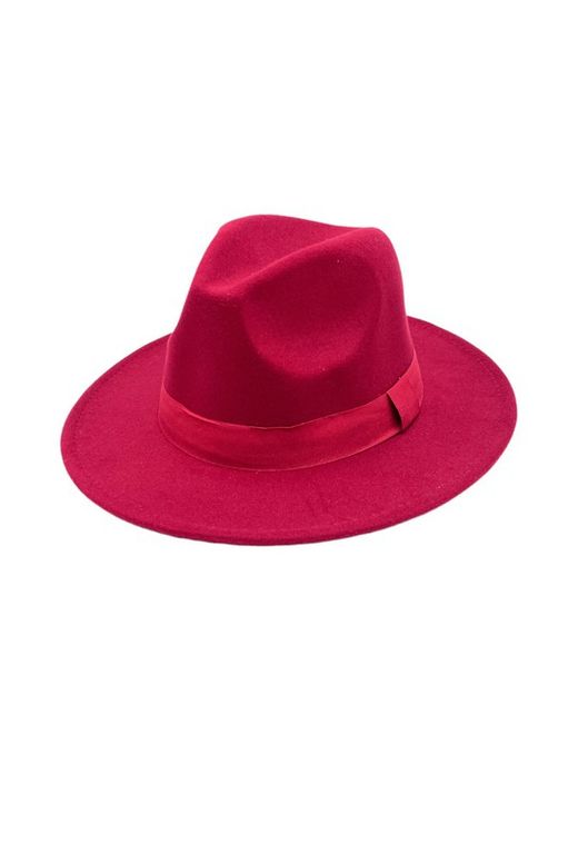Burgundy red hat Gastby model