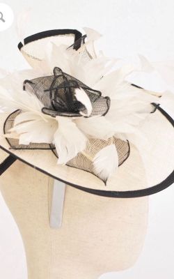 Tocado de plumas modelo Lilia negro