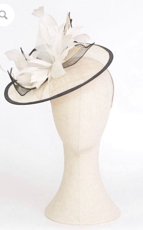 Tocado de plumas modelo Lilia negro