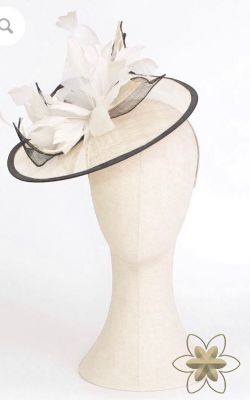 Tocado de plumas modelo Lilia negro