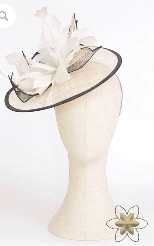 Tocado de plumas modelo Lilia negro