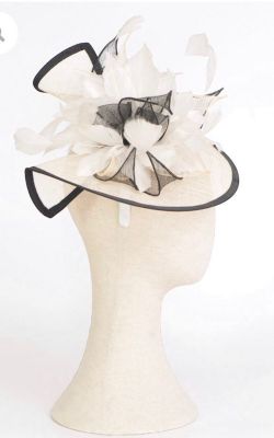 Tocado de plumas modelo Lilia negro
