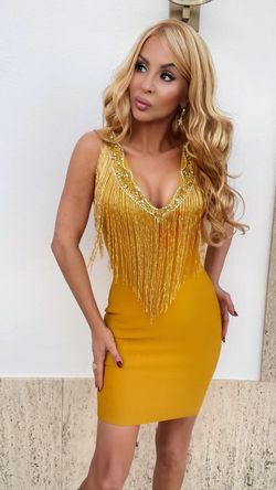 Vestido bandage con pedrería modelo Mostaza