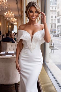 Elisenda White model dress