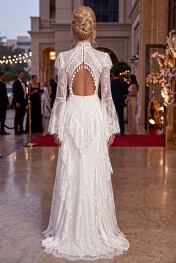 Vestido de encaje modelo Elara