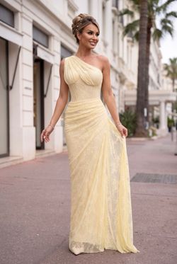 Vestido encaje modelo Cannes Amarillo