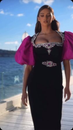 Virginas Red model dress