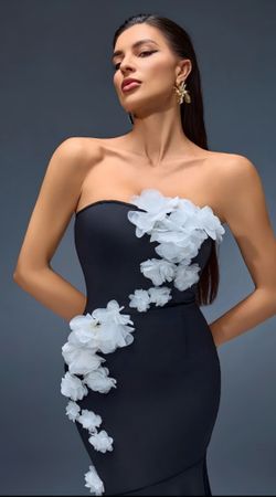 White Flowers model dress