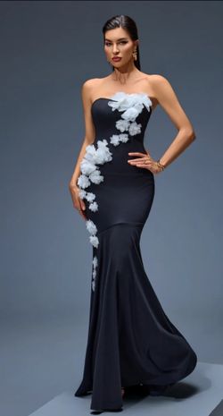 White Flowers model dress