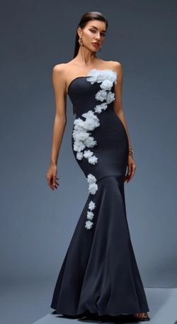 White Flowers model dress