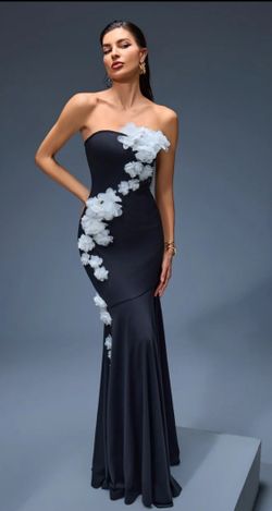 White Flowers model dress