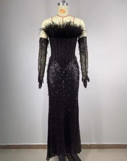Lola model dress
