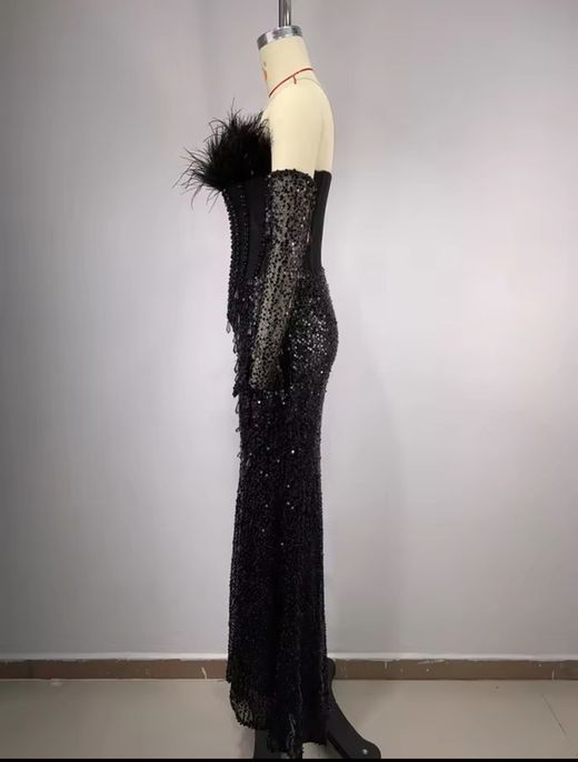 Lola model dress