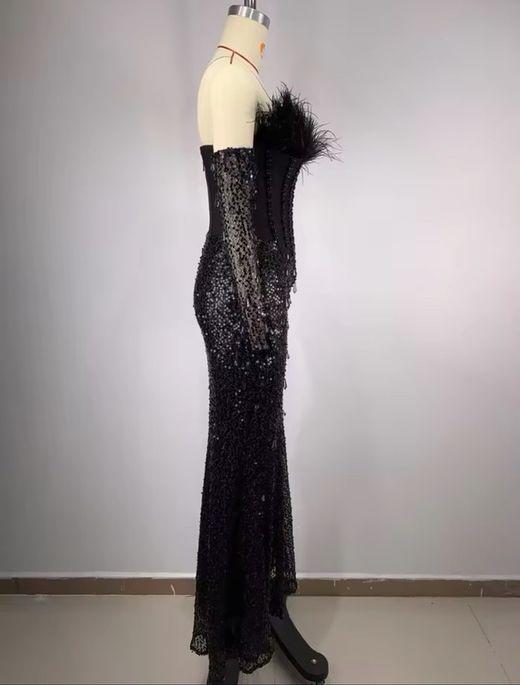 Lola model dress