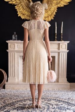 Vestido modelo Mariposas beige