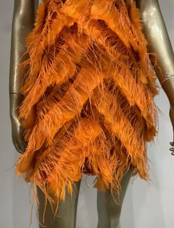 Vestido de plumas modelo Martha
