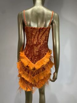 Vestido de plumas modelo Martha
