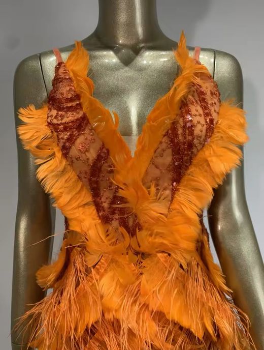 Vestido de plumas modelo Martha