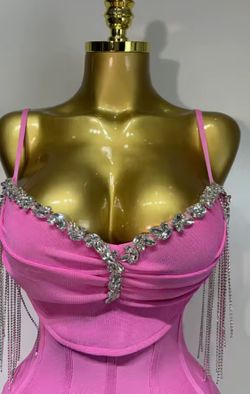 Vestido modelo Saray Rosa