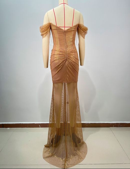 Vestido modelo Sirena dorada