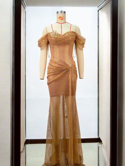 Vestido modelo Sirena dorada